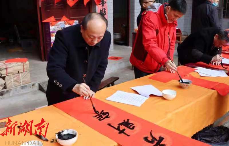 新宁:写春联题福字进农家 喜庆祥和年味日益浓_邵阳头条网